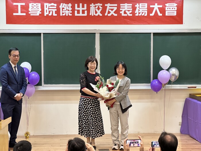 Prof. Ying-Chieh CHEN, Vice Chairman of the Department of Materials Science and Engineering presents the bouquet to our dearest alumnus, Ms. Shu-Lan YING.