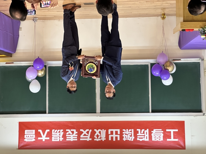 Dean Yu-Chen HU presents the Award for the Outstanding Alumni of the College of Engineering to Mr. Fu-Sheng CHEN, the alumnus from the Department of Industrial Engineering and Engineering Management.