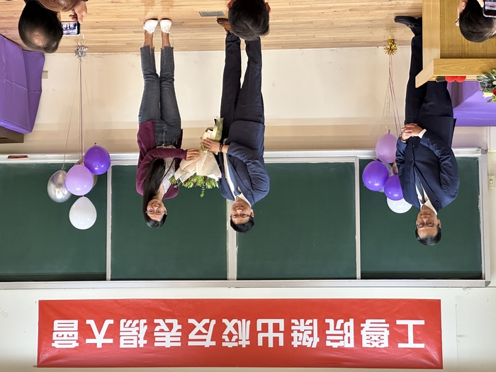 Ms. Yi-Fan SU, Finance supervisor of MACHVISION Inc. presents the bouquet to our dearest alumnus Mr. Fu-Sheng CHEN.