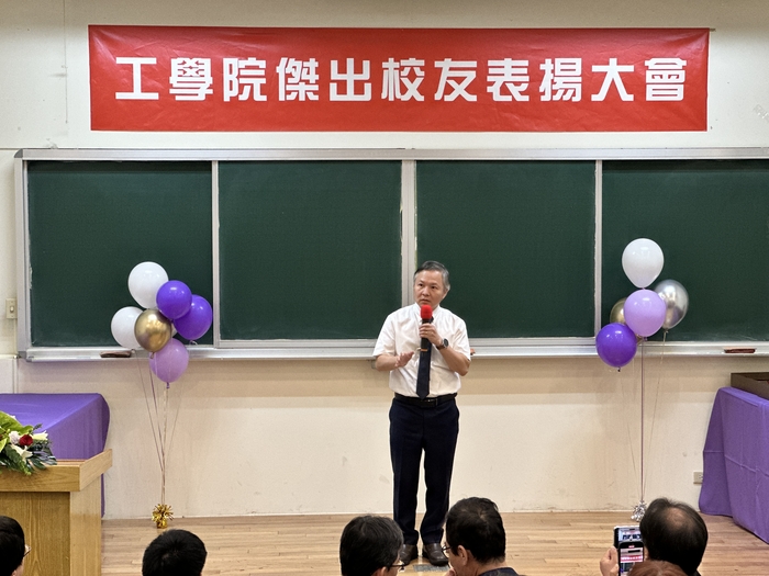Prof. Ying-Hao (Eddie) CHU, Chairman of the Department of Materials Science and Engineering, introduces our dearest alumnus Ms. Shu-Lan YING.