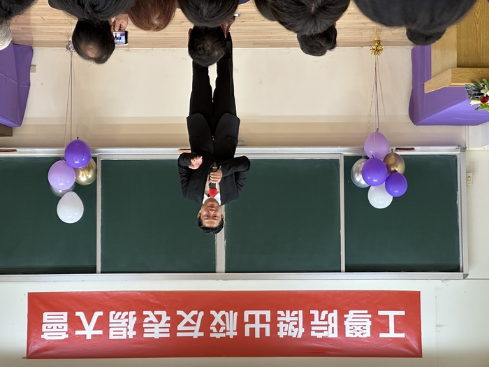 Prof. Dung-Ying LIN, Chairman of the Department of Industrial Engineering and Engineering Management, introduces our dearest alumnus Mr. Fu-Sheng CHEN.