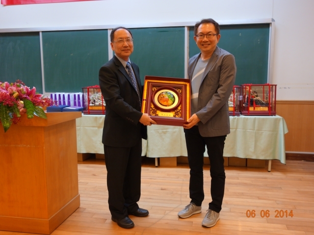 Dean of College of Engineering, Prof. Mao-Jiun J. Wang and alumni of Department of Chemical Engineering, Qun-Jie Cheng