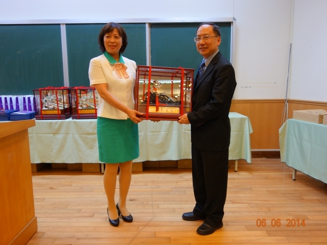 Dean of College of Engineering, Prof. Mao-Jiun J. Wang and senior manager of Yu Shan Bank, Xiu-Ling Lin