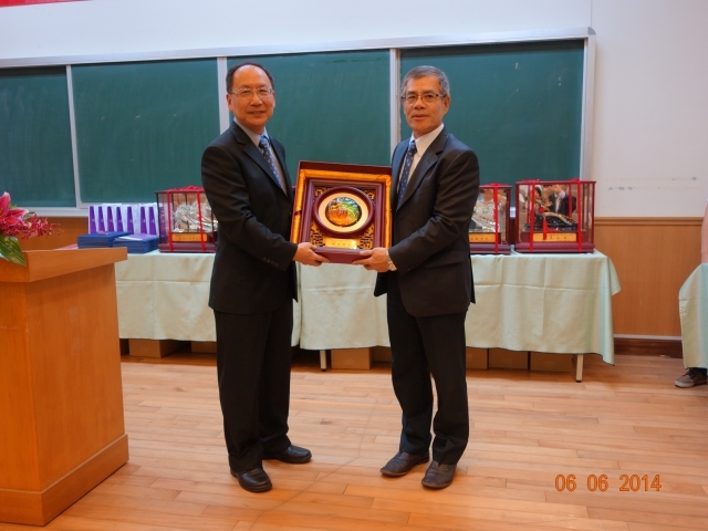 Dean of College of Engineering, Prof. Mao-Jiun J. Wang and alumni of Department of Material Science and Engineering,  Bing-Nan Zeng