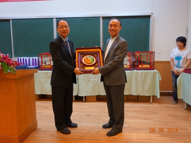 Dean of College of Engineering, Prof. Mao-Jiun J. Wang and alumni of Power Mechanical Engineering, Ya-Huang Huang
