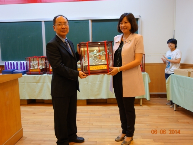 Dean of College of Engineering, Prof. Mao-Jiun J. Wang and 2014 CoE Distinguished Teaching Award: Prof. Whey-Ming Song of Department of Industrial Engineering & Engineering Management