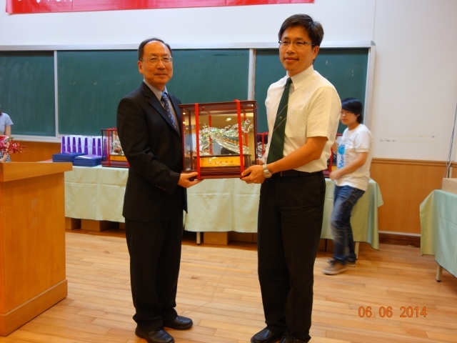 Dean of College of Engineering, Prof. Mao-Jiun J. Wang and 2014 CoE Distinguished Teaching Award Prof. Hung-Yin Tsai of Department of Power Mechanical Engineering