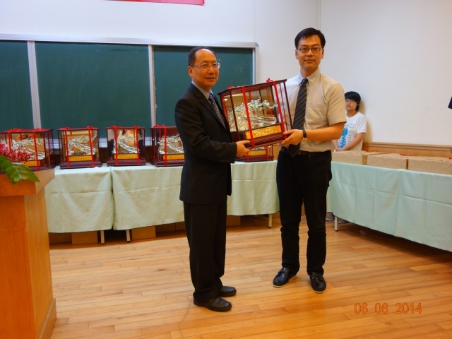 Dean of College of Engineering, Prof. Mao-Jiun J. Wang and 2014 CoE Outstanding Industry Collaboration Award Prof. Yu-Chen Hu of Department of Chemical Engineering
