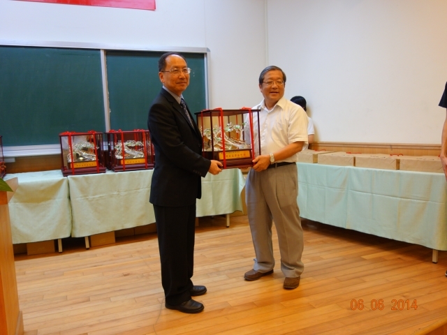 Dean of College of Engineering, Prof. Mao-Jiun J. Wang and 2014 CoE Outstanding Industry Collaboration Award Prof. De-In Shaw of Department of Power Mechanical Engineering