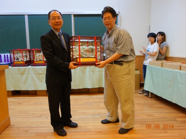 Dean of College of Engineering, Prof. Mao-Jiun J. Wang and 2014 CoE Outstanding Advisor Award: Prof. Shan-Hill Wong of Department of Chemical Engineering