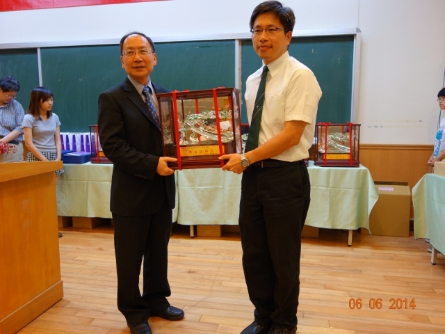 Dean of College of Engineering, Prof. Mao-Jiun J. Wang and 2014 CoE Outstanding Advisor Award: Prof. Hung-Yin Tsai of Department of Power Mechanical Engineering
