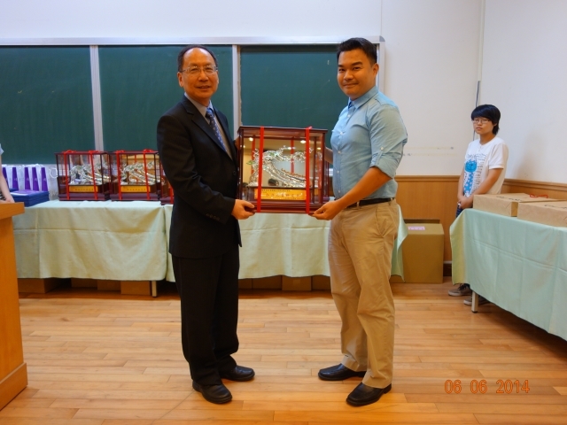 Dean of College of Engineering, Prof. Mao-Jiun J. Wang and 2014 CoE New Faculty Research Award: Prof. Po-Yu Chen Department of Materials Science and Engineering,