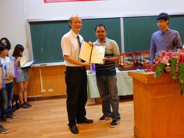 Vice Dean of College of Engineering, Shih-Yuan Lu and student