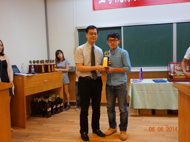 Chairman of Department of Chemical Engineering, Yu-Chen Hu and student