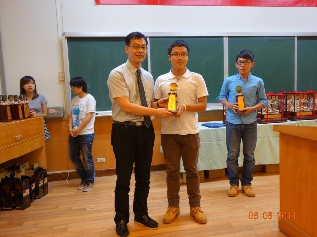 Chairman of Department of Chemical Engineering, Yu-Chen Hu and student