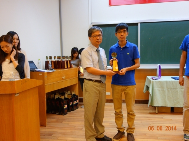 Chairman of Department of Power Mechanical Engineering, Chao-An Lin & student