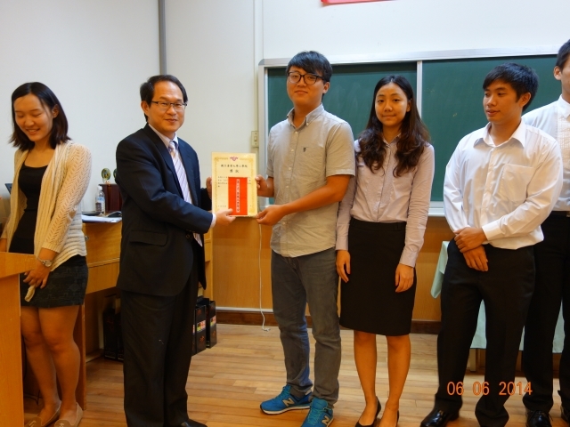 Prof. Cheng-Hsien Liu, Chief Excutive Officer of College of Engineering Industrial Liaison Program& students
