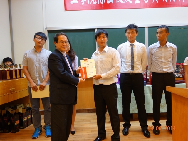 Prof. Cheng-Hsien Liu, Chief Excutive Officer of College of Engineering Industrial Liaison Program& students
