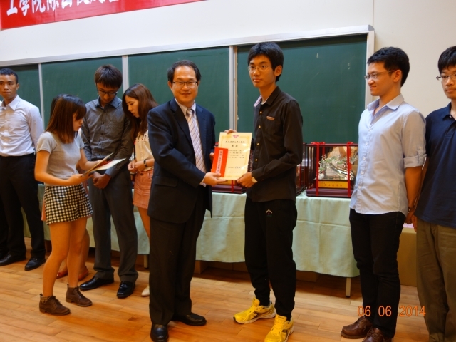 Prof. Cheng-Hsien Liu, Chief Excutive Officer of College of Engineering Industrial Liaison Program& students