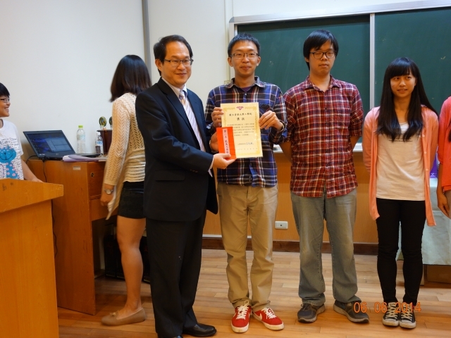 Prof. Cheng-Hsien Liu, Chief Excutive Officer of College of Engineering Industrial Liaison Program& students