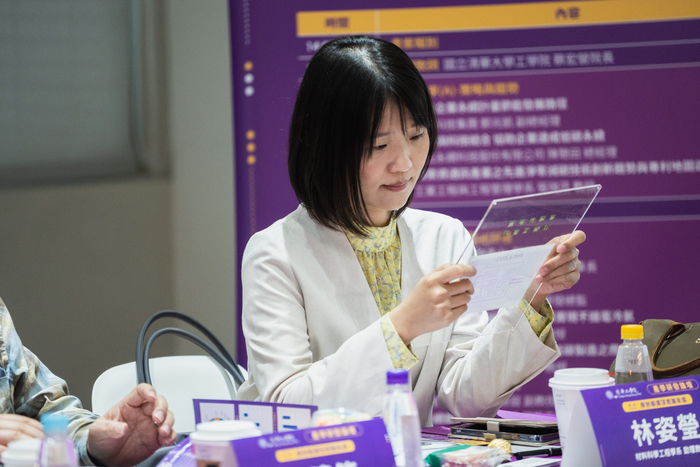 PIC. Close observation of the corporate exhibit by Prof. Tzu-Ying LIN, Assistant Professor of the Department of Materials Science & Engineering.